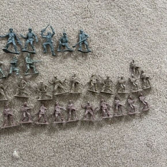 Lot of 56 Small Military Soldiers - Picture 4 of 9